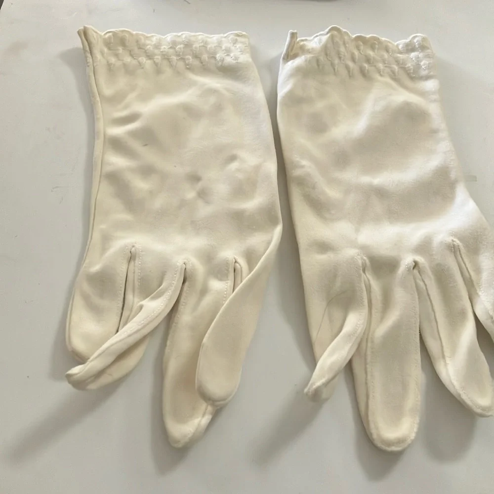 FINAL MARKDOWN Ladies vintage gloves